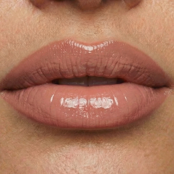 Paired with The Ultra-Hydrating Liquid Lipstick (Shade Nude)